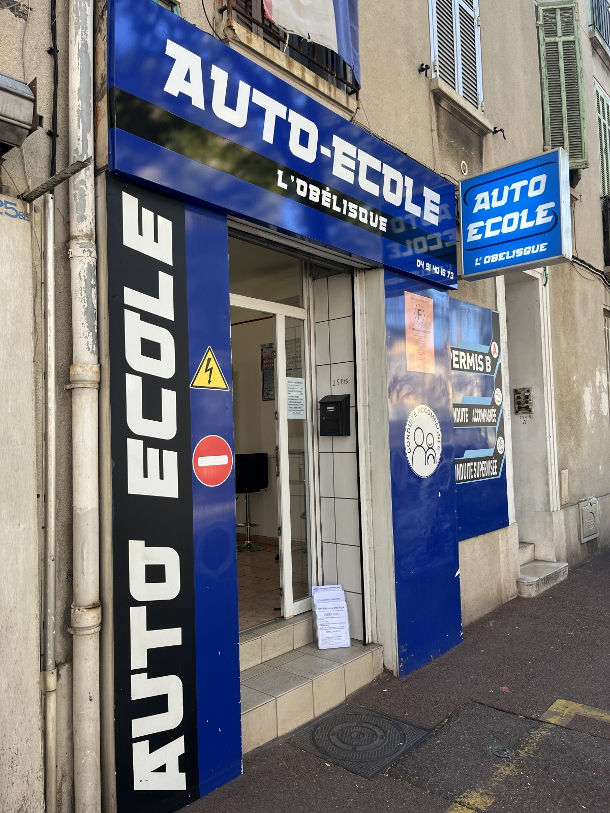 Façade de l'Auto-école de l'Obélisque, boulevard de la Concorde à Marseille 9e