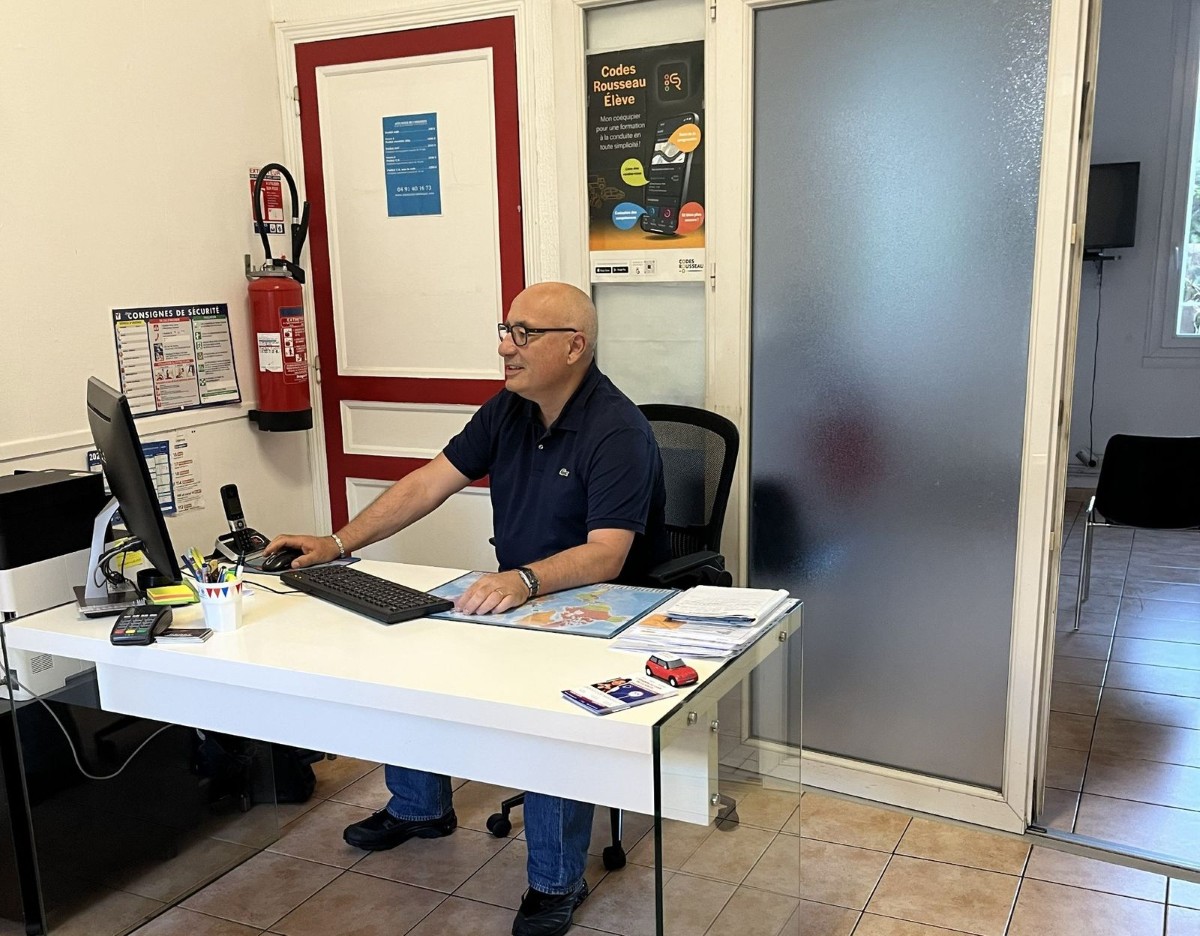 Stéphane à l'accueil de l'Auto-école de l'Obélisque, Marseille 9e